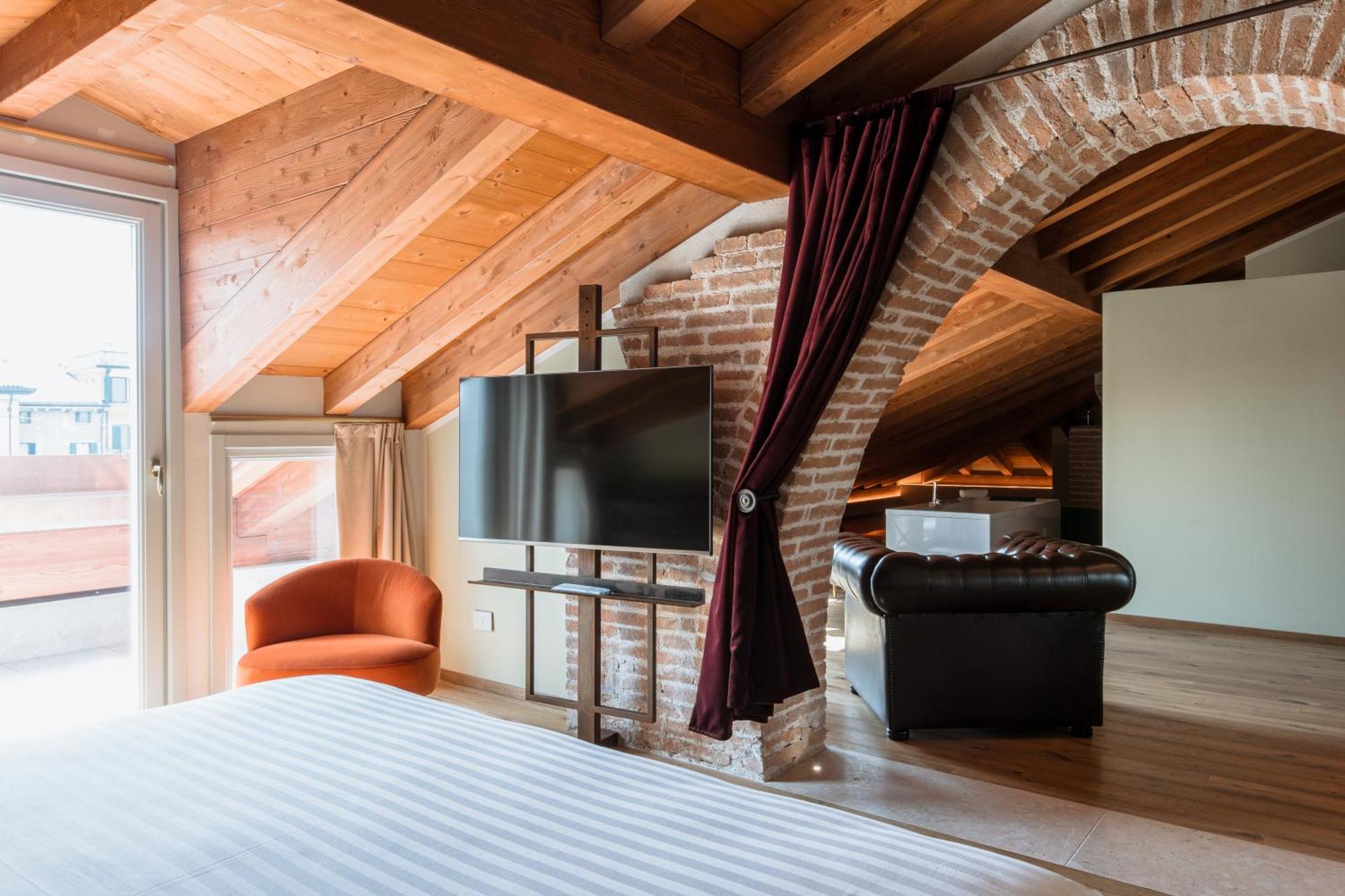 Pavillon Hotel *