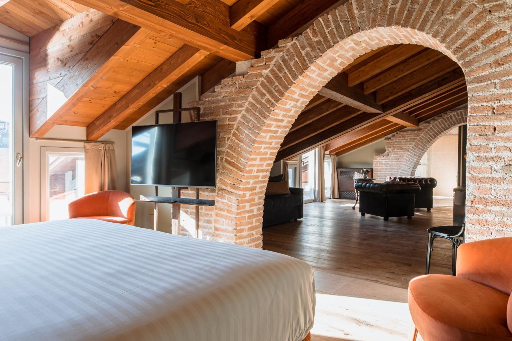 Pavillon & Hotel *